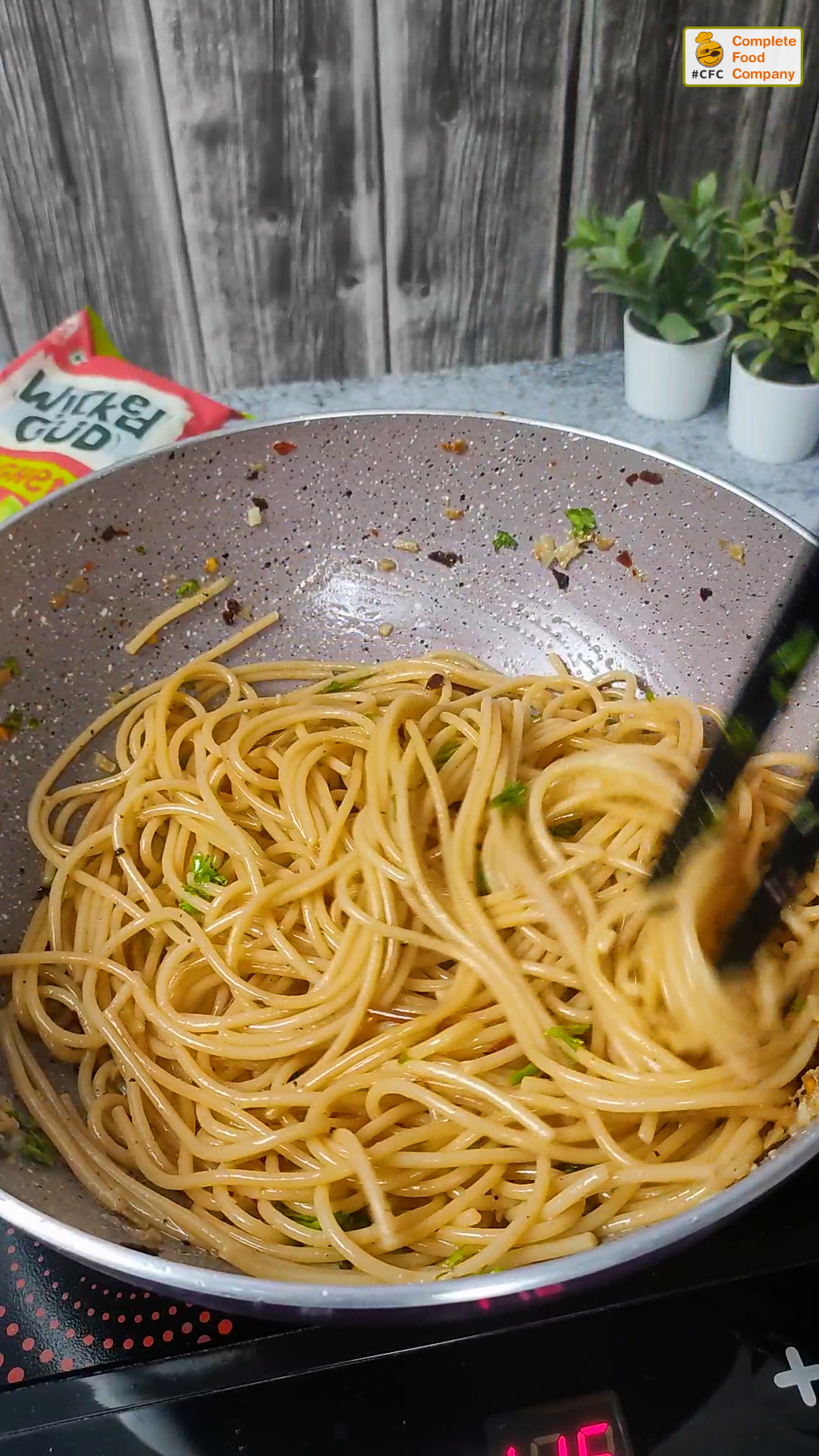 Spaghetti aglio olio still4