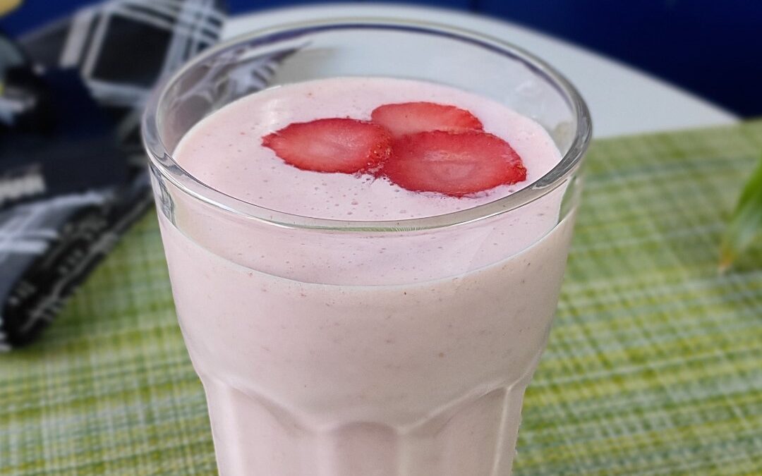 Strawberry Banana Smoothie Recipe (Easy & Healthy)